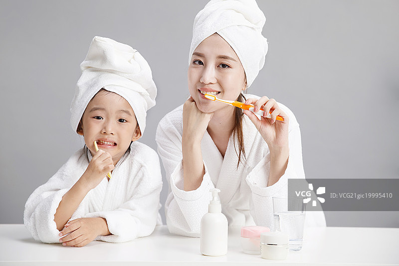 穿着浴袍的母女刷牙图片素材