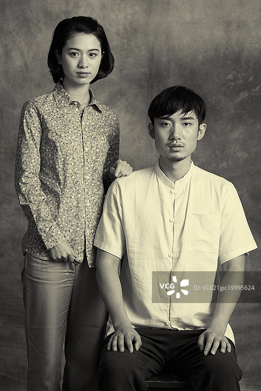 复古青年夫妇照图片素材