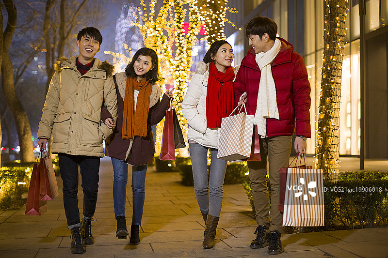 快乐的年轻人新年购物图片素材