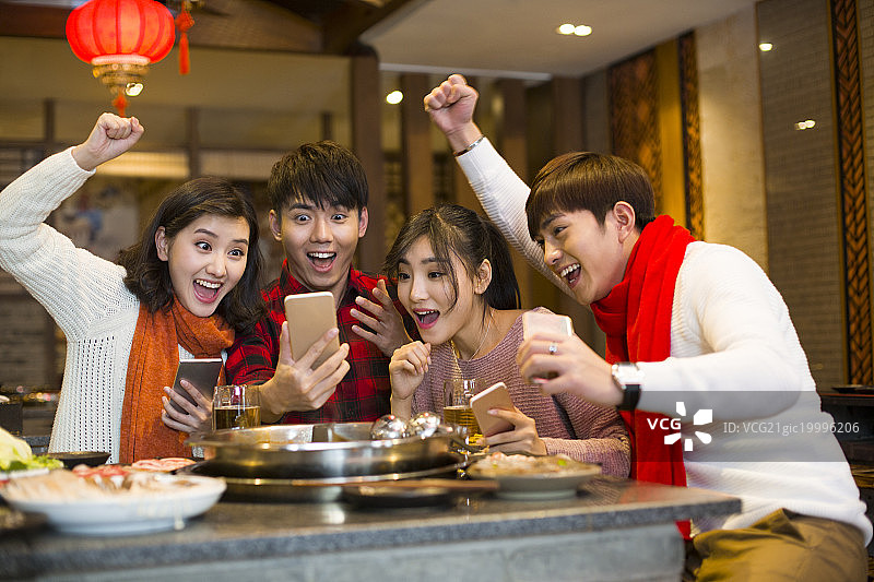 年轻朋友们用手机抢微信红包图片素材