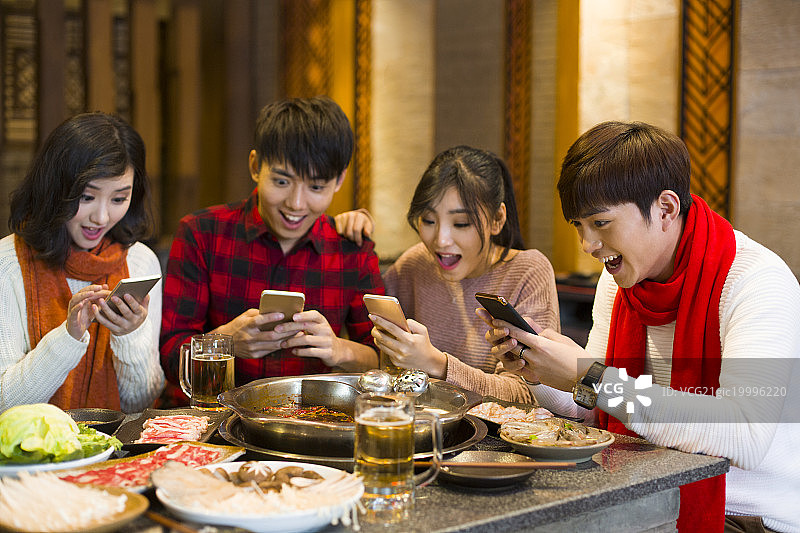 年轻朋友们用手机抢微信红包图片素材