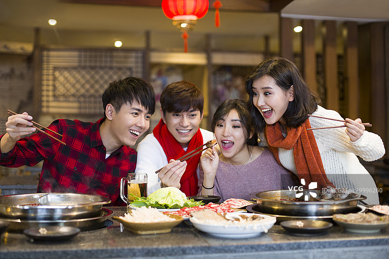 年轻朋友们在火锅店吃饭图片素材