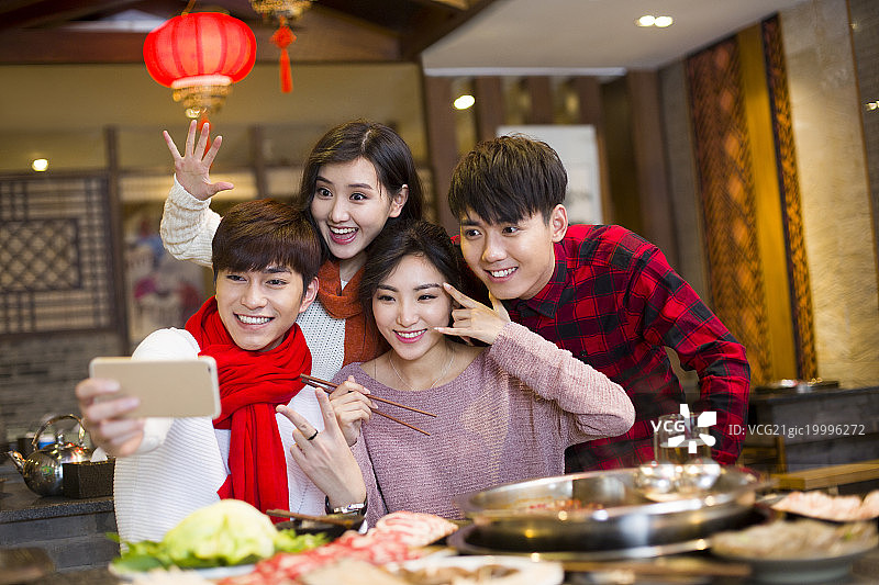 年轻朋友们用手机自拍图片素材