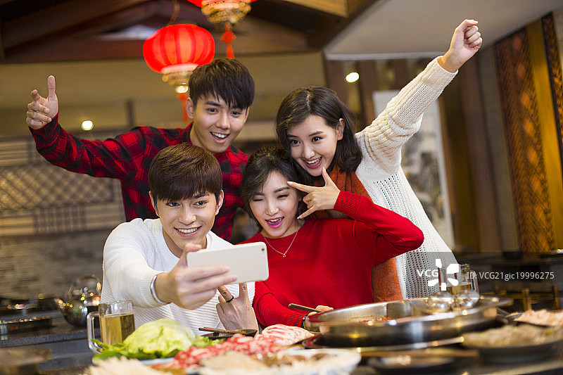 年轻朋友们用手机自拍图片素材