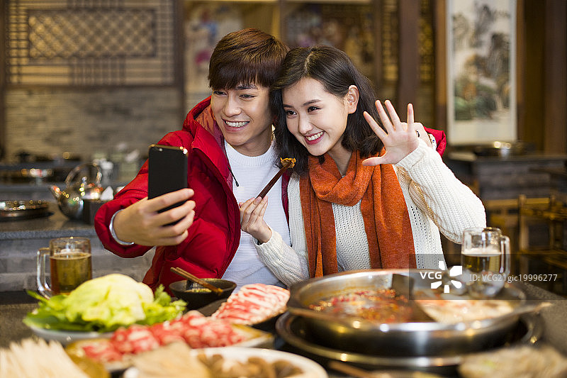 年轻情侣用手机自拍图片素材