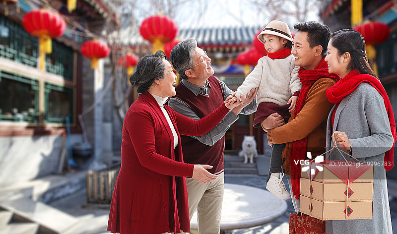 幸福家庭回家过新年图片素材