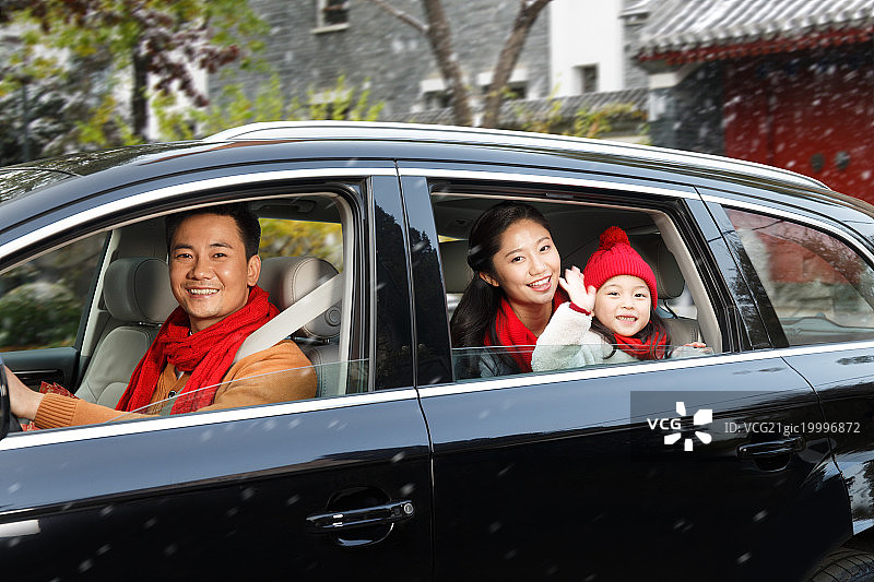 幸福家庭坐在汽车里图片素材