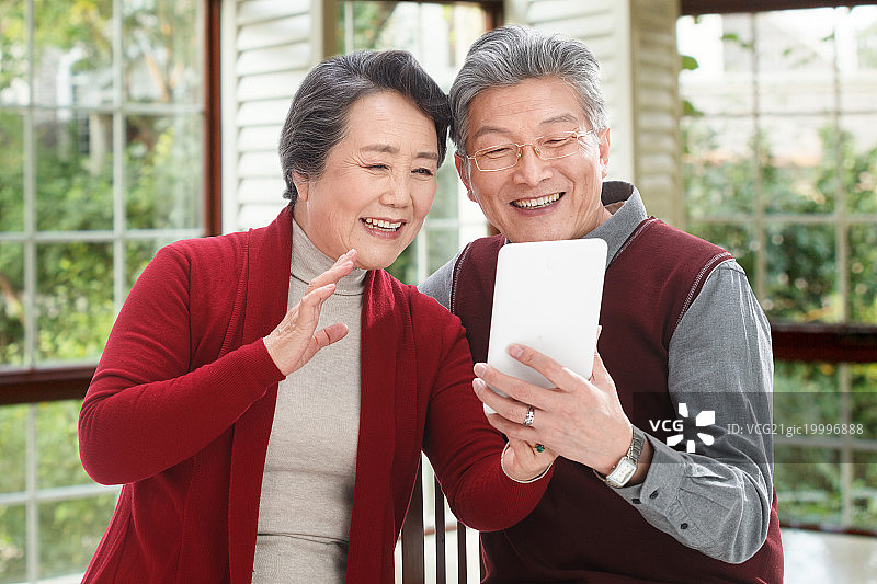 老年夫妇过新年图片素材