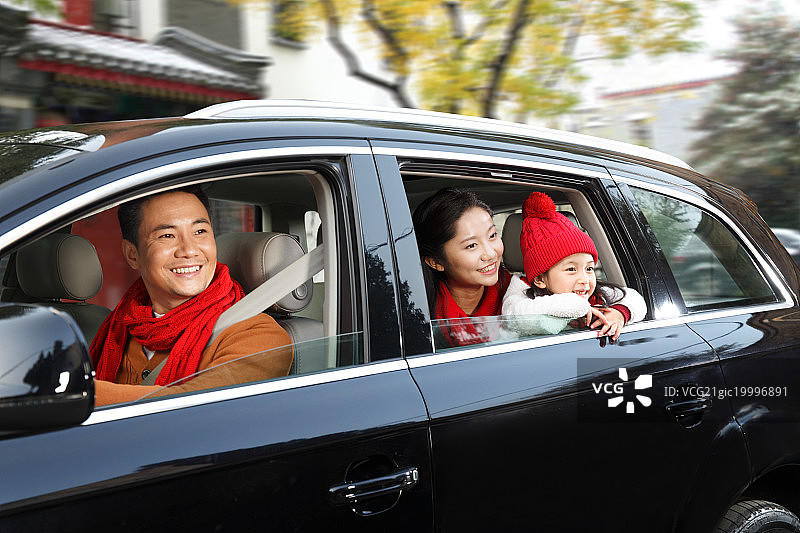 幸福家庭坐在汽车里图片素材