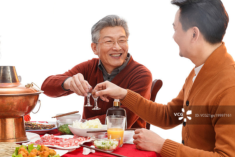 幸福父子吃年夜饭喝酒图片素材