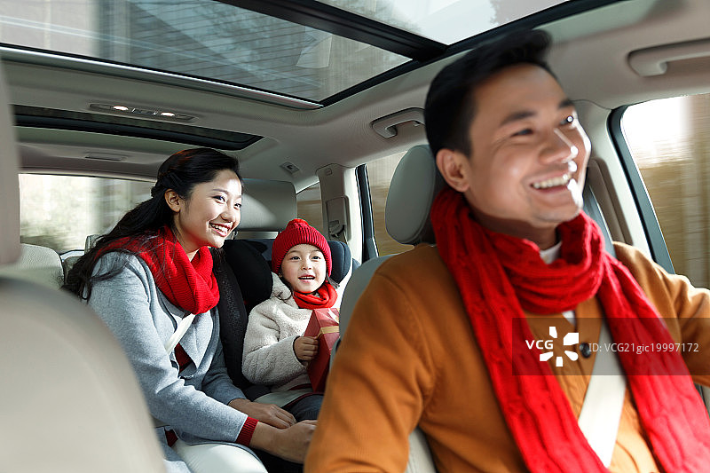 一家三口坐在汽车里图片素材