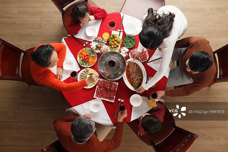 幸福家庭过年吃团圆饭图片素材