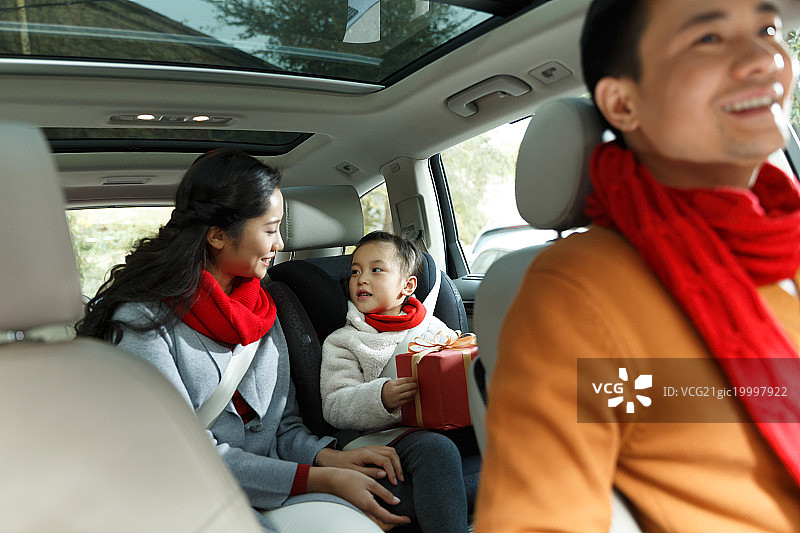 一家三口坐在汽车里图片素材