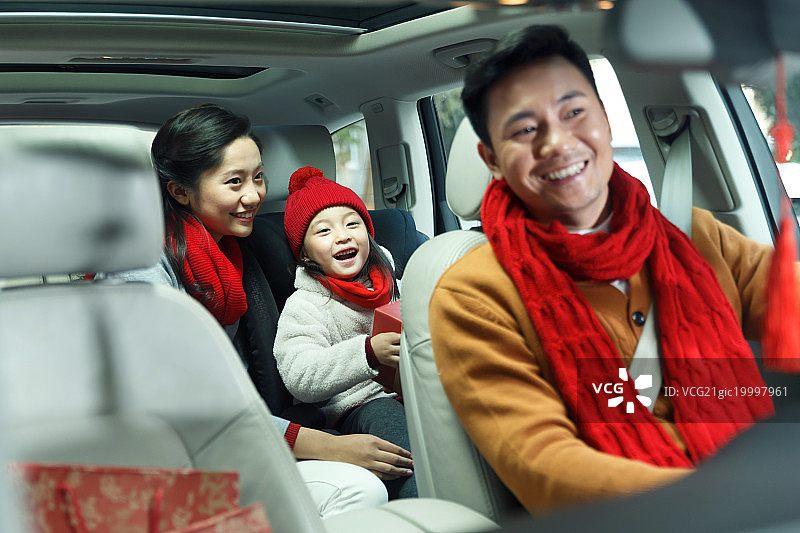 一家三口坐在汽车里图片素材