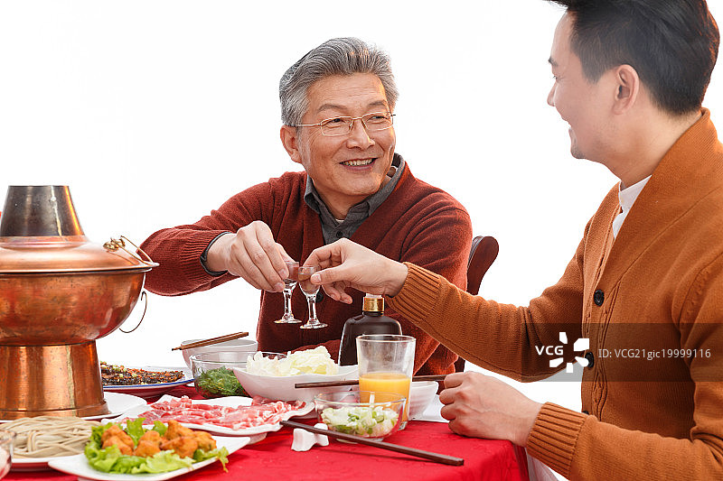 幸福父子吃年夜饭喝酒图片素材