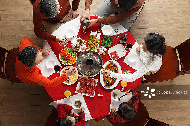 幸福家庭过年吃团圆饭图片素材