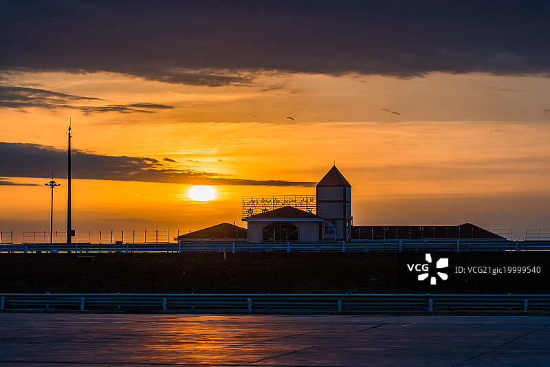 夕阳下高速公路服务区美景图片素材