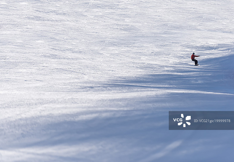 滑雪场里的运动员图片素材