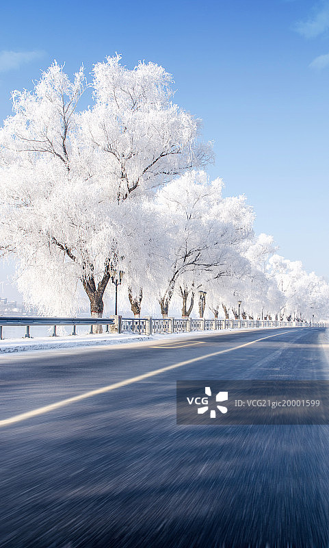 雾凇柏油路图片素材