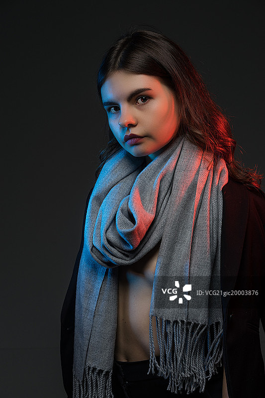 影棚拍摄的戴围巾的白人少女图片素材