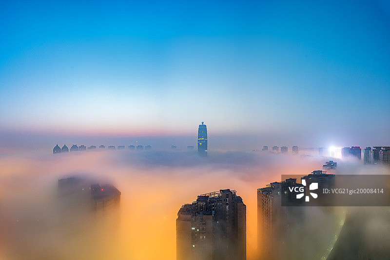 郑州CBD平流雾图片素材