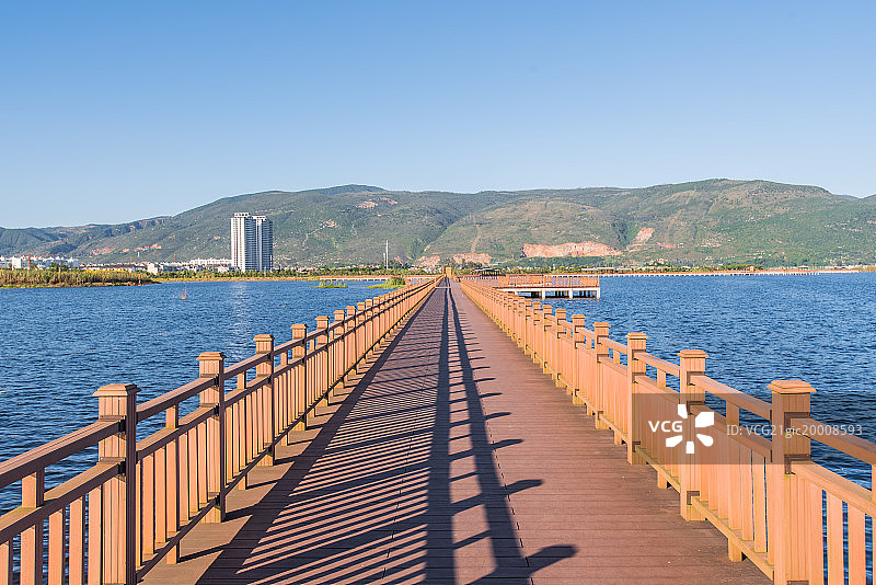 云南省异龙湖木栈道图片素材