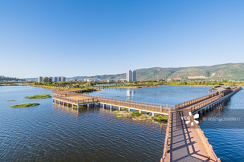 云南省异龙湖木栈道图片素材