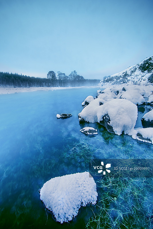 内蒙古阿尔山不冻河雪景图片素材