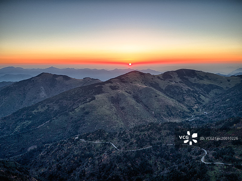 2016年10月3日摄于湖北神农架瞭望塔-日出盘山路图片素材