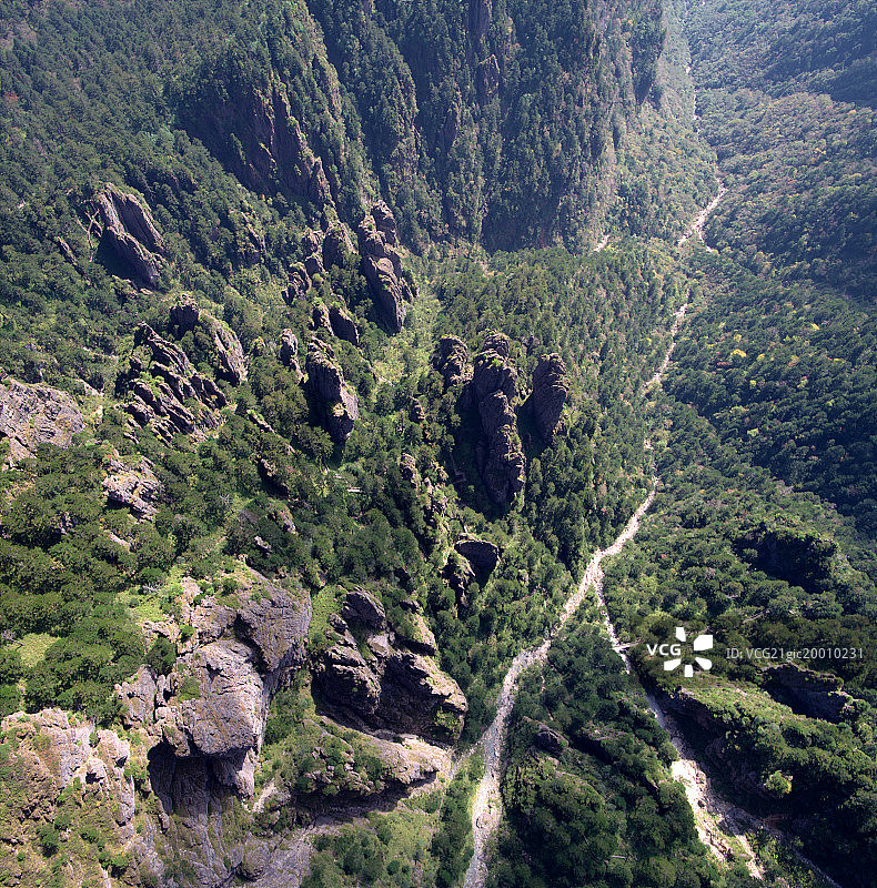 2016年10月3日摄于湖北神农架神农谷-险峻的神农谷怪石俯拍图片素材