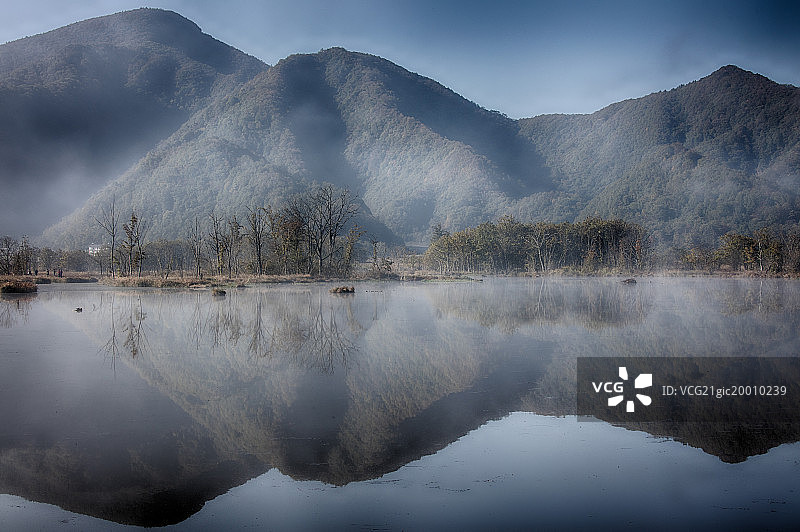 2016年10月4日摄于湖北神农架大九湖-薄雾镜湖山影图片素材