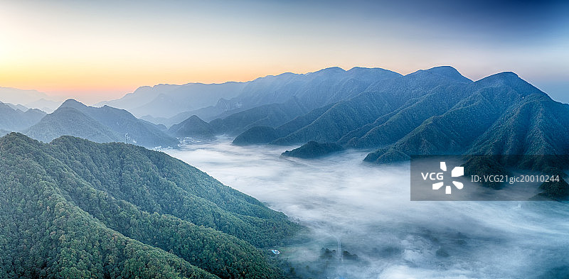 2016年10月4日摄于湖北神农架大九湖-朝霞浓雾大九湖全景图片素材