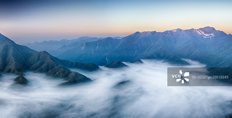2016年10月4日摄于湖北神农架大九湖-朝霞浓雾大九湖全景8号湖图片素材