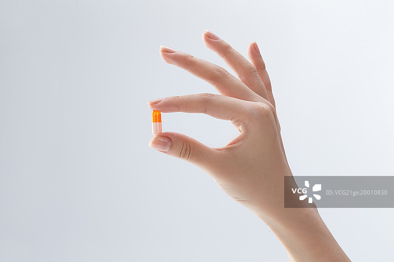 手拿药片图片素材