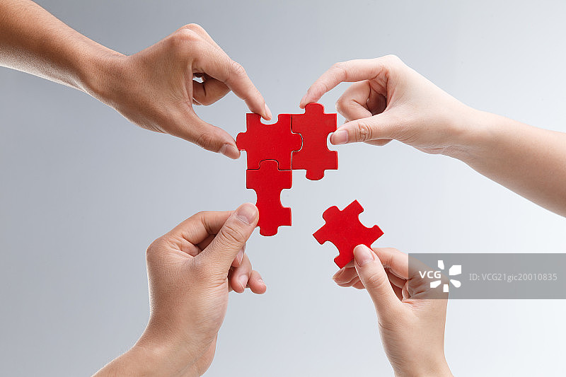 手拿拼图图片素材