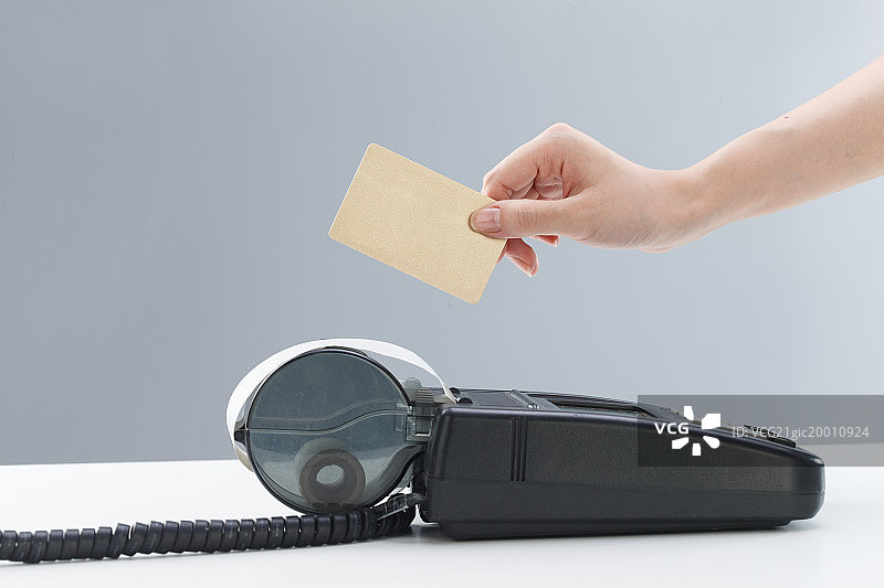 手拿信用卡刷卡图片素材