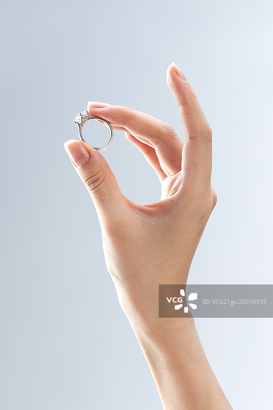 手拿戒指图片素材