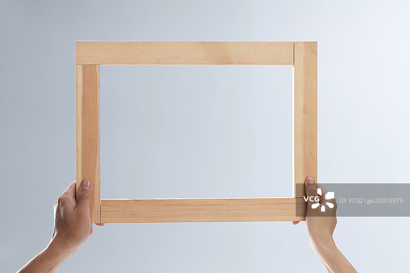 手拿木框图片素材