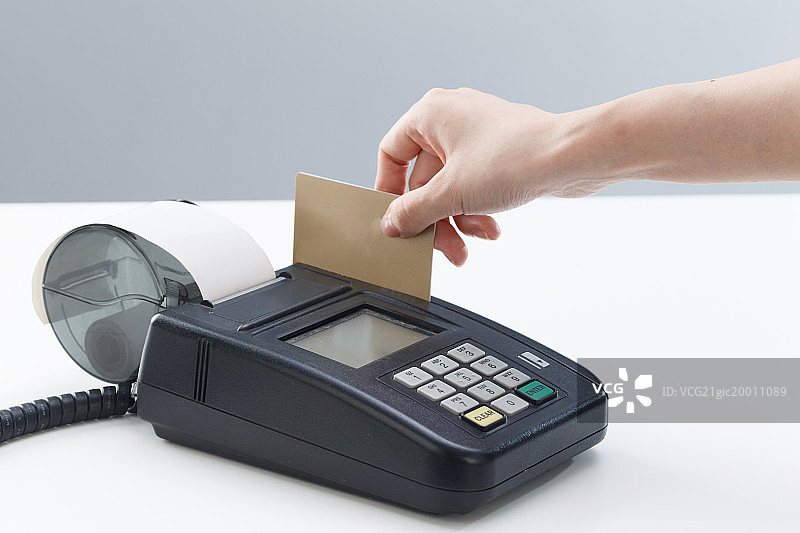手拿信用卡刷卡图片素材