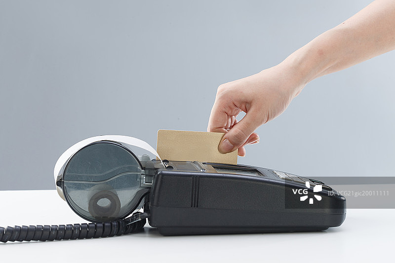 手拿信用卡刷卡图片素材