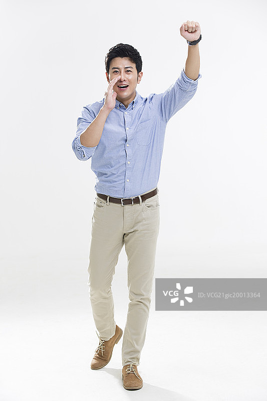 快乐的年轻男子大喊图片素材