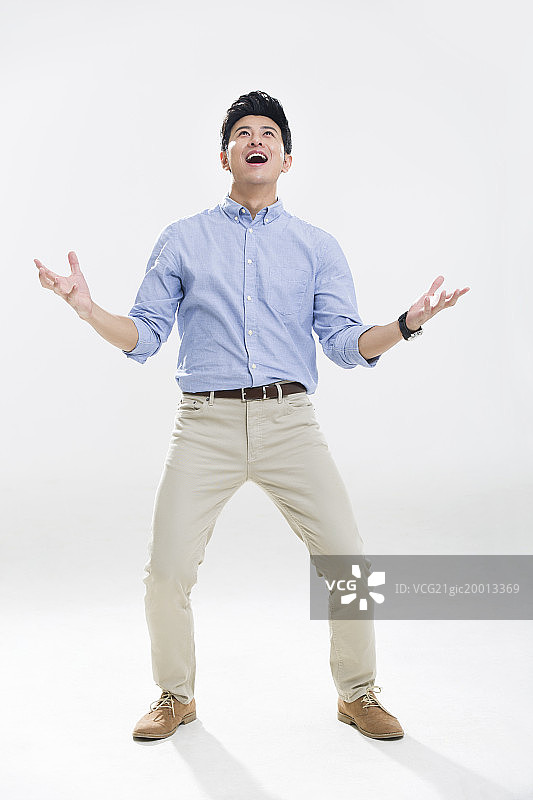 兴奋的年轻男子图片素材