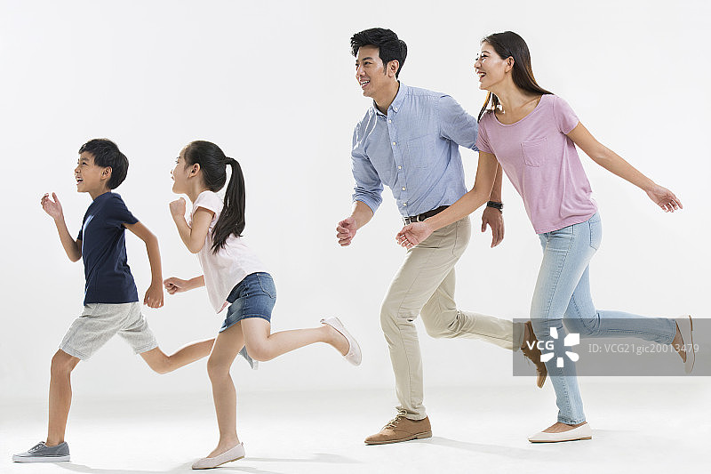 快乐的年轻家庭一起跑步图片素材