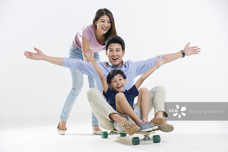 年轻家庭玩滑板图片素材