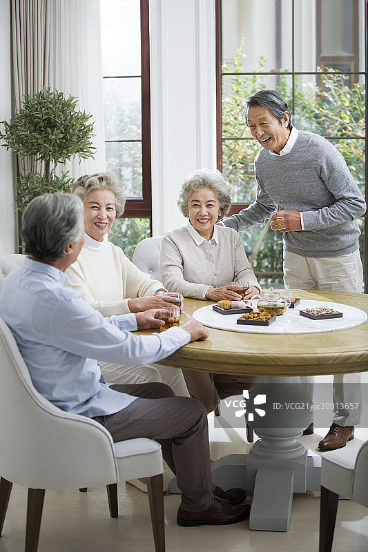 快乐的老年人喝茶聊天图片素材