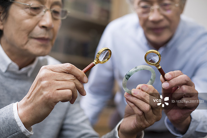 老年人研究古董图片素材
