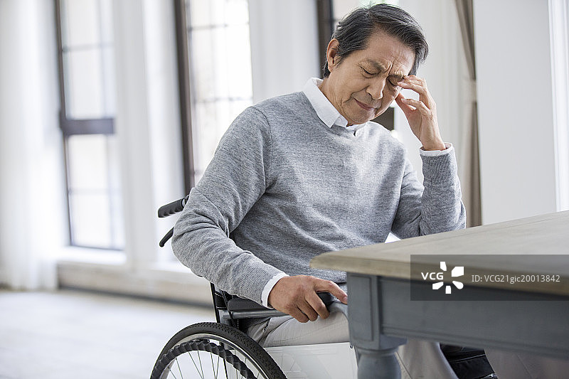 孤单的老年男子坐着轮椅图片素材