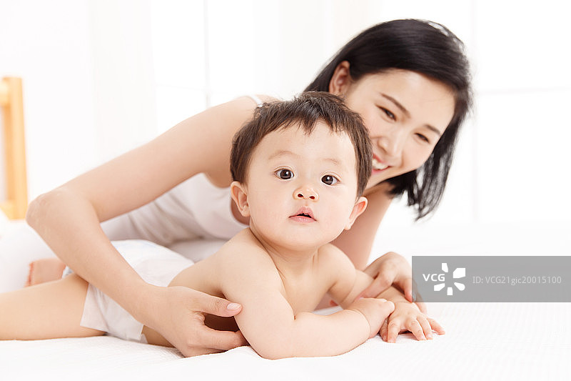 妈妈陪着宝宝玩耍图片素材