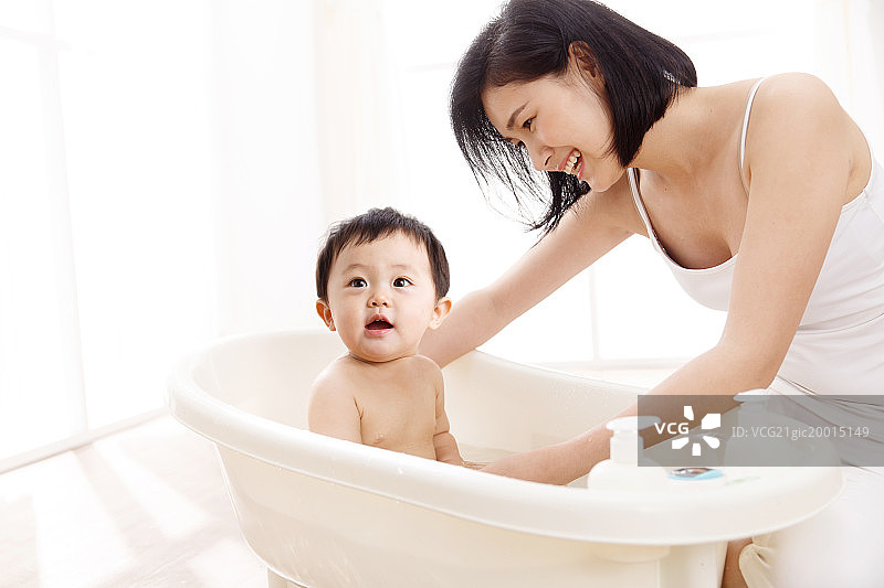 妈妈给宝宝洗澡图片素材