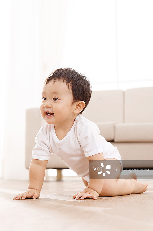 男婴儿在地板上玩耍图片素材
